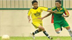 Pemain-SSB-Mitra-Penataban-(kiri)-berebut-bola-dengan-pemain-IM-Kalibaru-dalam-kompetisi-antar-SSB-di-Stadion-Diponegoro-musim-2010-silam.