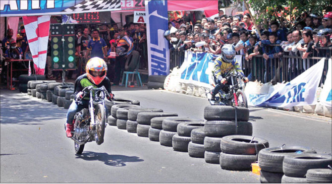 Pembalap-drag-bike-edisi-2015-beradu-cepat-menuju–finis-di-Sirkuit-MH-Thamrin.-Tahun-ini-drag-bike-digelar-di-Jl-Raya-Kepiting-Banyuwangi.