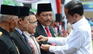 Bupati Anas Terima Satya Lencana Wirakarya dari Presiden Jokowi