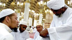 Prof.-Musa-Muhammad-(kanan)-saat-memberikan-bimbingan-tesis-ke-mahasiswa-Universitas-Islam-Madinah.