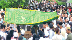 Ratusan-pelayat-mengantarkan-jenazah-Kiai-Asnawi-ke-kompleks–pemakaman-khusus-kiai-kiai-dari-Li-ngkungan-Kemasan-dan-Singonegaran,-sore-kemarin.
