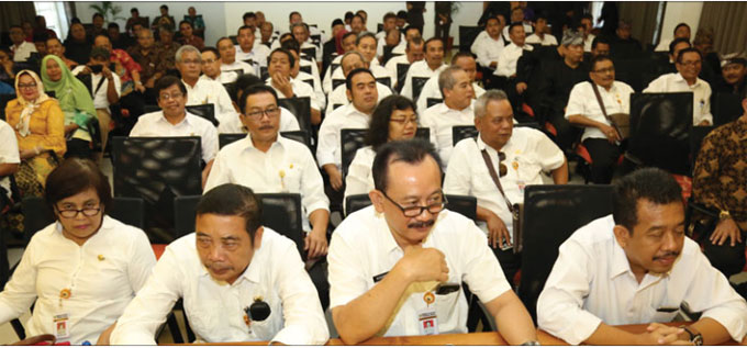 Rombongan-pejabat-dari-Kabupaten-Pemalang-Jawa-Tengah-dan-Pemprov-Sumbar-menyimak-paparan-Asisten-Administrasi-Pemerintahan,-Choiril-Ustadi-di-ruang-rapat-rempeg-Jogo-Pati.