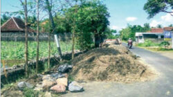 Salah-satu-proyek-penahan-badan-jalan-di-Dusun-Kendal,-Desa-Sragi,-Kecamatan-Songgon