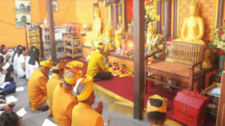 Salah-satu-umat-buddha-mamanjatkan-doa-di-hadqban-patung-Sidarta-Budha-Gautama,-Vihara-Dharma-Harga,-Dusun-Sidorejo-Wetan,-Desa-Yosomolyo,-Kecamatan-Gambiran.