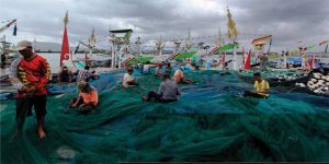Nelayan Benahi Jaring untuk Persiapan Ramadan
