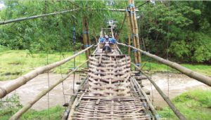 Jembatan Bambu Ancam Warga