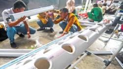 Siswa-dari-SMK-PGRI-Glenmore-menggunakan-api-untuk-melubangi-tempat–tanaman-saat-kontes-hidroponik-se-Jawa-Timur-di-aula-kampus-Poliwangi