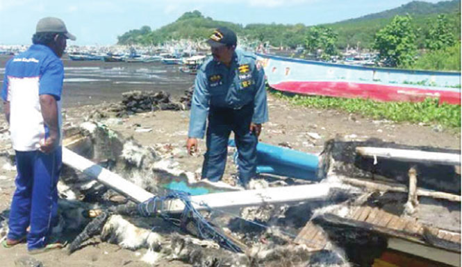 Surat-dan-anggota-TNI-AL-mengevakuasi-kapal-putri-yang-rusak-akibat-mesin-meledak-di-Pantai-Grajagan,-Kecamatan-Purwoharjo,-Banyuwangi,-kemarin.