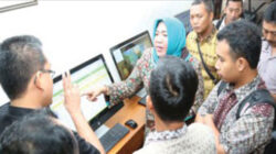 Tim-tiga-Polres-mengakses-berbagai-informasi-melalui-berbagai-layar-monitor-yang-tersedia-di-Lounge-Pelayanan-Publik-Pemkab-Banyuwangi.