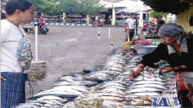 Tiwari-melayani-pembeli-ikan-banyar-di-TPI-Muncar