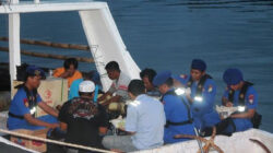 Anggota-Direktorat-Polisi-Air-(-Ditpolair)-Polda-Jatim-berbuka-puasa-bersama-di-atas-kapal-di-Pantai-Boom-Banyuwangi-Selasa-sore-lalu.