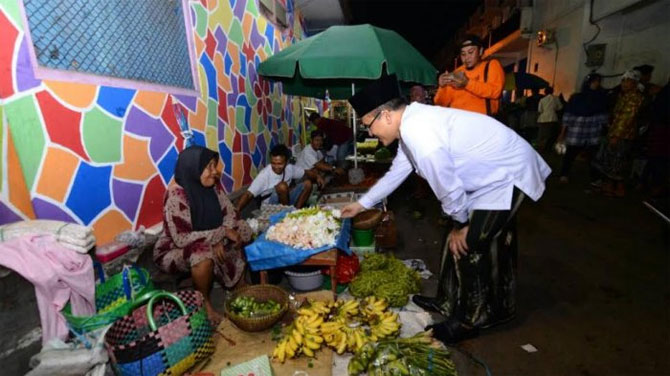 Bupati-Anas-melakukan-Safari-Ramadhan-di-pasar-pasar