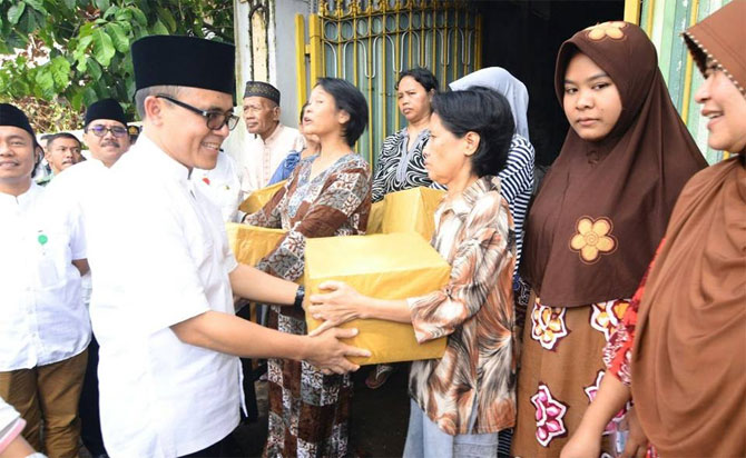 Bupati-Anas-menyerahkan-bantuan-kepada-korban-banjir-di-Gang-Sawo,-Dusun-Maduran,-Kecamatan-Rogojampi,-kemarin.