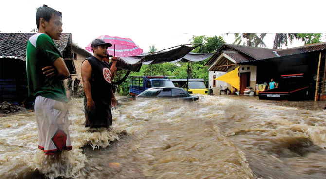 Hujan-deras-yang-mengguyur-Rogojampi-mengakibatkan-air-meluap-ke-rumah-rumah-penduduk
