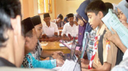 Para-siswa-yang-baru-lulus-SD-Ml-antre-mendaftar-di-MTs-Mambaul-Huda,-Krasak,-Desa-Kecamatan-Tegalsari.