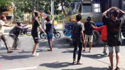 Sekelompok-anak-Punk-merangsek-ke-tengah-jalan-untuk-menghentikan-truk-di-depan-Pelabuhan-LCM-Katapang,-Kacamatan-Kalipuro,-Banyuwangi,-kemarin.
