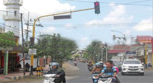 Lampu Merah dan Hijau Nyala Bersamaan, Pengendara di Simpang Tiga Benculuk Bingung