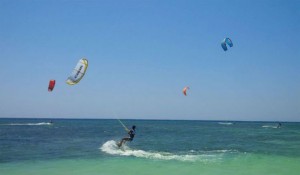 Kecepatan Angin di Pulau Tabuhan Jadi Primadona Para Atlet Kite Surfing