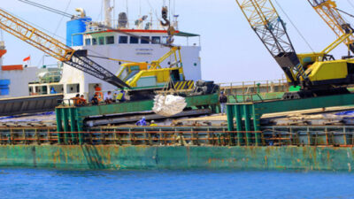 Evacuation 2.750 Tons of Rice from Ship Aground