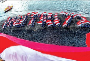 Bilkin Formasi 100 Bendera di Pantai