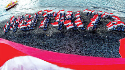 Bilkin Formasi 100 Bendera di Pantai