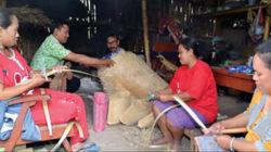 Sejumlah-ibu-rumah-tangga-mengirat-dan-menganyam-bambu-di-dapur-rumah-secara-berkelompok,-kemarin-(22-8).