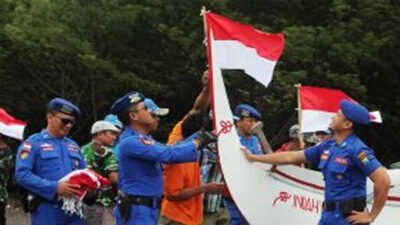 Gugah Semangat Nasionalisme, Satpolair Bagi-bagi Bendera ke Nelayan