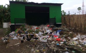 Sampah Pasar Benculuk Cemari Selokan