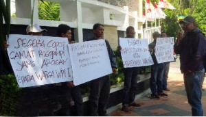 Residents of Perum WPI 1 Urged the Regent to Dismiss the Rogojampi Sub-District Head