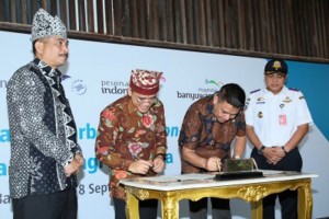 Anas Regent Signs MoU with Angkasa Pura II to Develop Banyuwangi Airport
