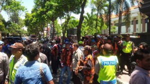 Sidang Perdana Demo Palu Arit, Massa Anti PKI Serbu Pengadilan Negeri Banyuwangi