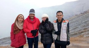 Gubernur DKI Jakarta Keturutan Mendaki Gunung Ijen