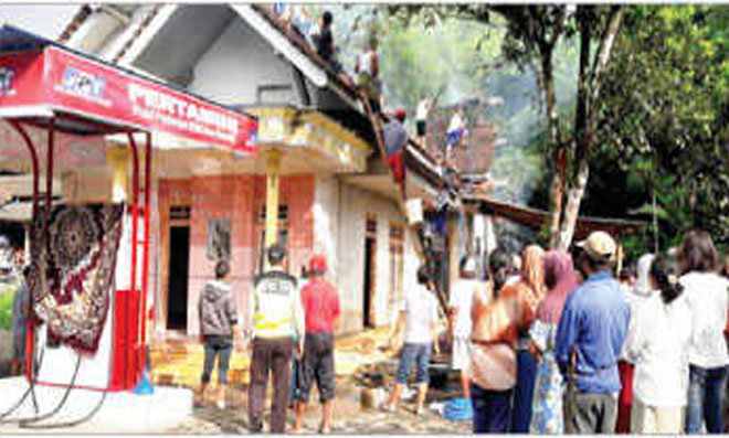 Rumah-Pemilik-Pertamini-Terbakar-di-Desa-Sragi-Kecamatan-Songgon