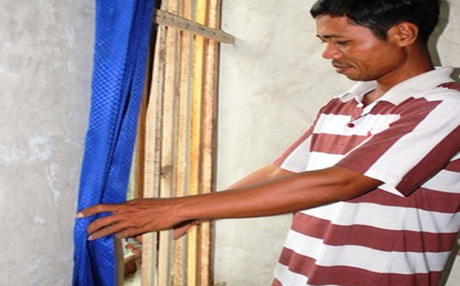 Cegah Maling Pria Ini Pasang Ram  Kayu  di Jendela  Rumahnya