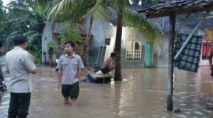 Diguyur Hujan Deras, Banjir Rendam Puluhan Rumah di Banyuwangi