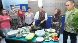 Chef-Dodi-Sukandar-melakukan-demo-masak-dengan-menu-utama-bebek-bakar-sambal-madu-di-kantor-JP-Radar-Banyuwangi-sore-kemarin,