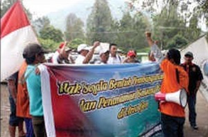 Ratusan Orang Demo Tolak Pembangunan di Puncak Ijen