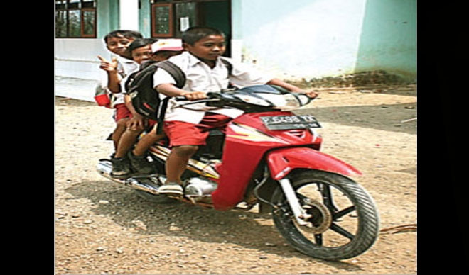 Empat-murid-SDN-3-Alasbuluh-pulang-dari-sekolah-dengan-naik-sepeda-motor.