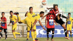 Pemain-Banyuwangi-Putra-(merah)-berebut-bola-dengan-pemain-PSPK-Pasuruan-dalam-kompetisi-Liga-3-Zona-Jatim.