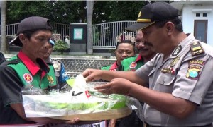 KPK Tangkap Setya Novanto, Warga Banyuwangi Tumpengan di Halaman Kantor DPRD