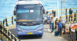 Turis Menumpuk di Pelabuhan Ketapang