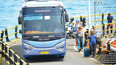 Turis Menumpuk di Pelabuhan Ketapang