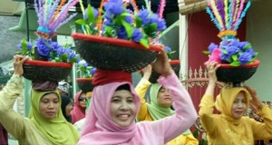 Residents of Lateng Hold a Parade to Commemorate the Prophet's Birthday