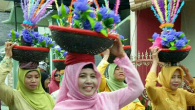 Residents of Lateng Hold a Parade to Commemorate the Prophet's Birthday