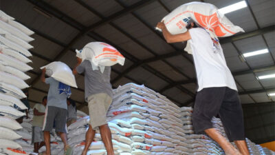 Bulog Banyuwangi Sends Rice to Bali and NTT