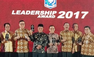 Pemimpin Berkinerja Baik, Bupati Anas Dianugerahi “Leadership Award” 2017
