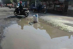 Jalan Berlubang Tergenang Air, Waspada Saat Melintas di Kedungrejo