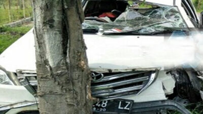 Sopir Mengantuk, Mobil Tabrak Pohon di Wongsorejo