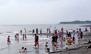 Libur Sekolah dan Natal, Pantai Boom dan Cacalan Ramai Pengunjung