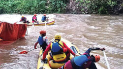 Paya-relawan-bencana-alam-melakukan-pencairan-di-sungai-tempat-korban-hilang-di-Dusun-Mangli,-Desa-Keçamatan-Songgon,-Banyuwangi,-kemarin.